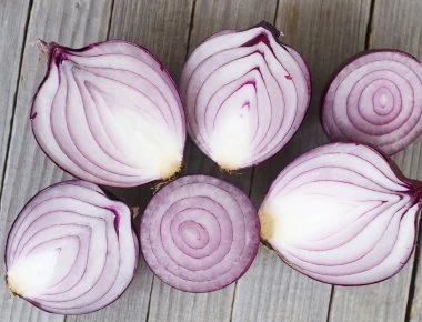 Αυτό είναι το κόλπο για να καθαρίσετε κρεμμύδια χωρίς… δάκρυα (βίντεο)